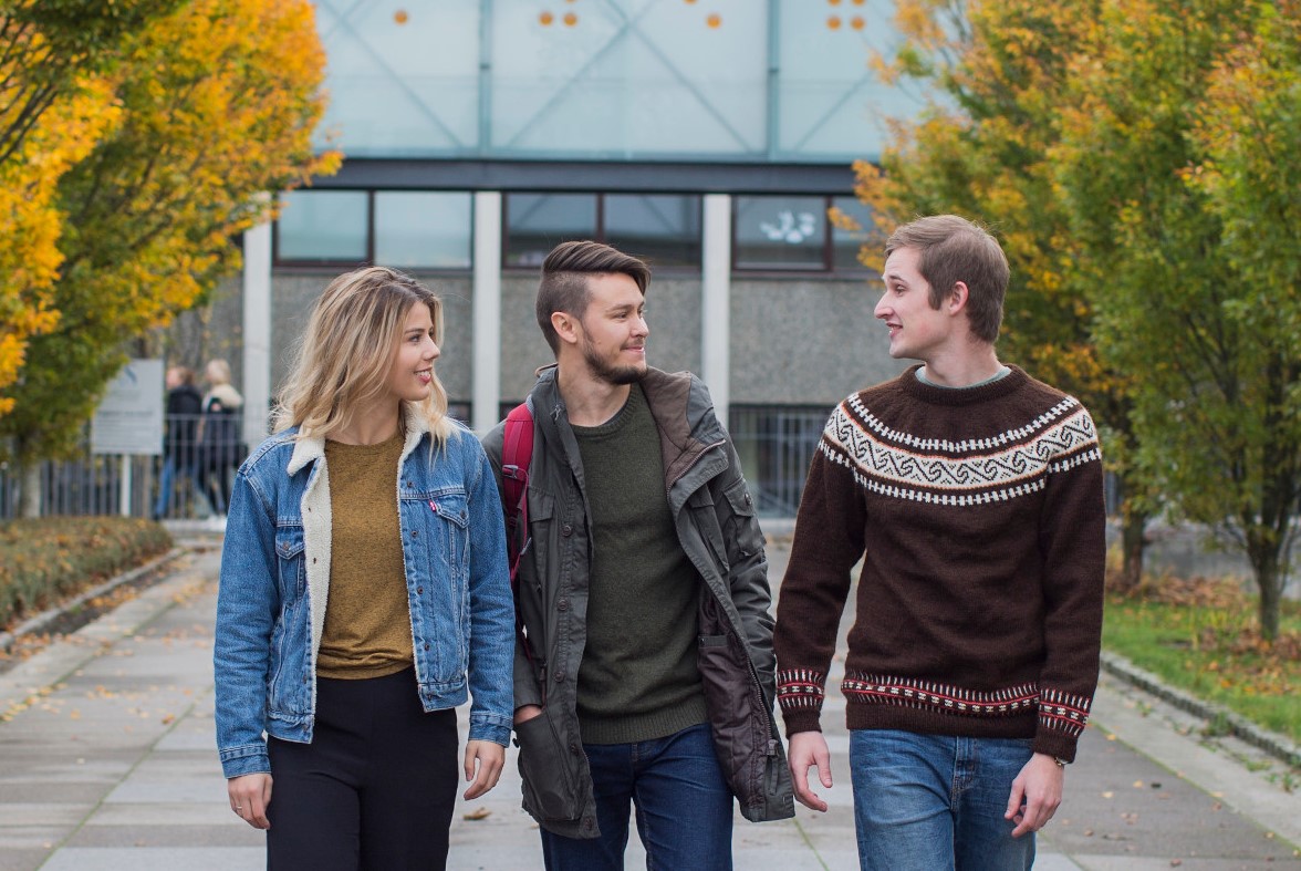 Illustrasjonsfoto med tre studenter, sosial arbeid