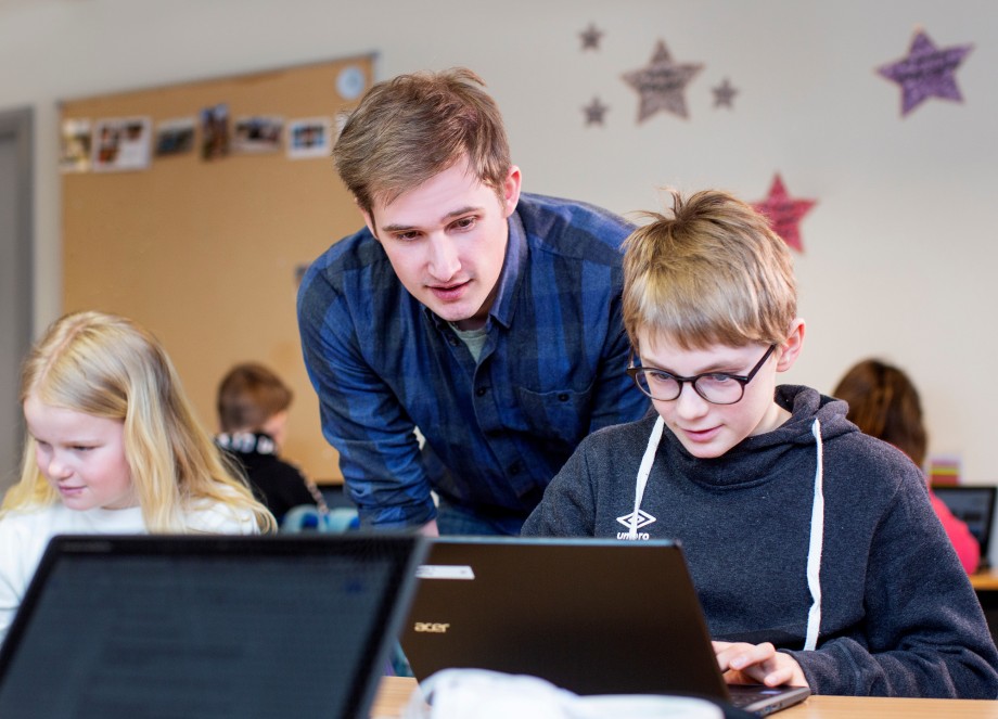 Lærer i klasserommet med to barn