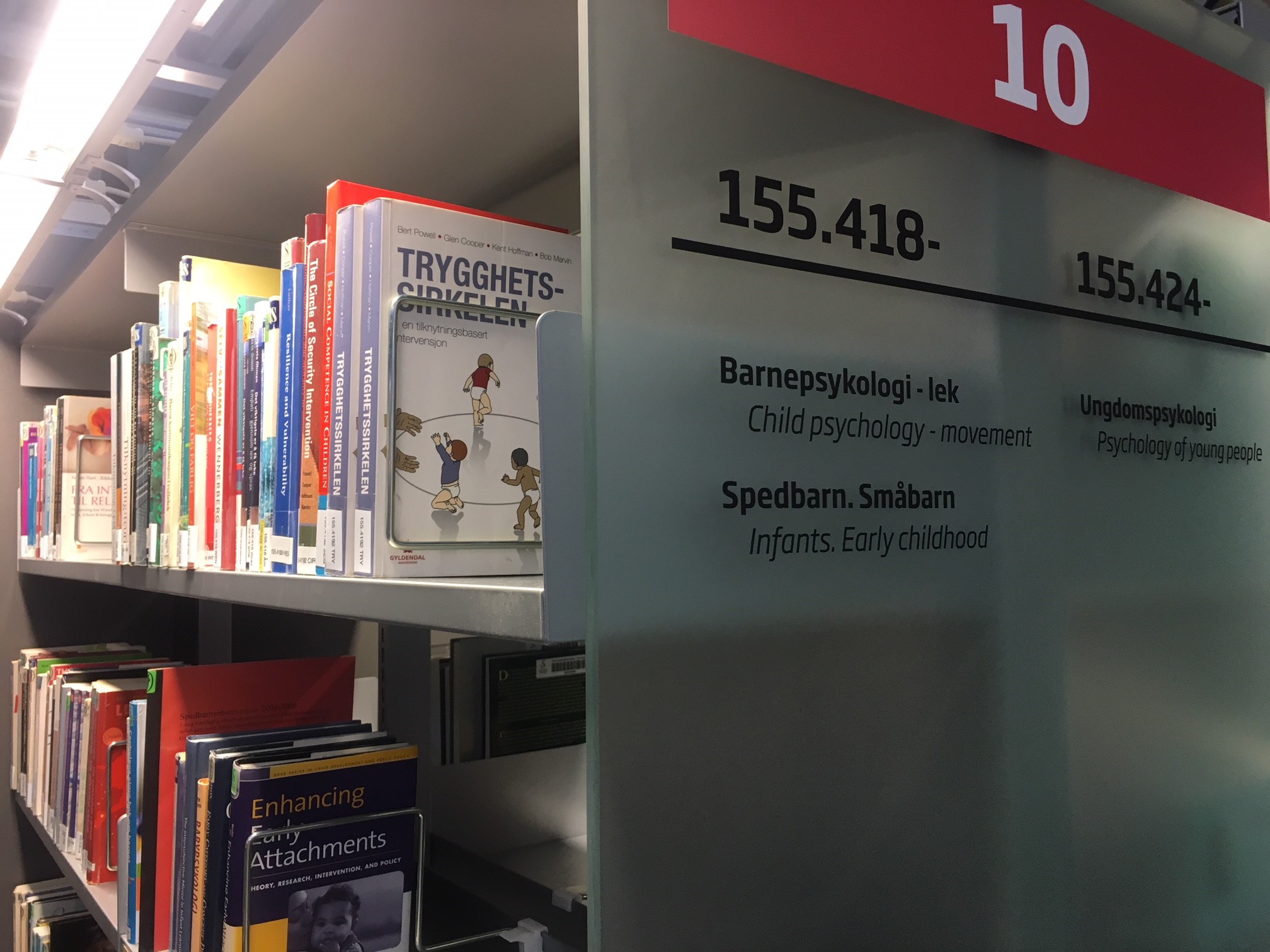 Bokhylle i biblioteket - barnepsykologi