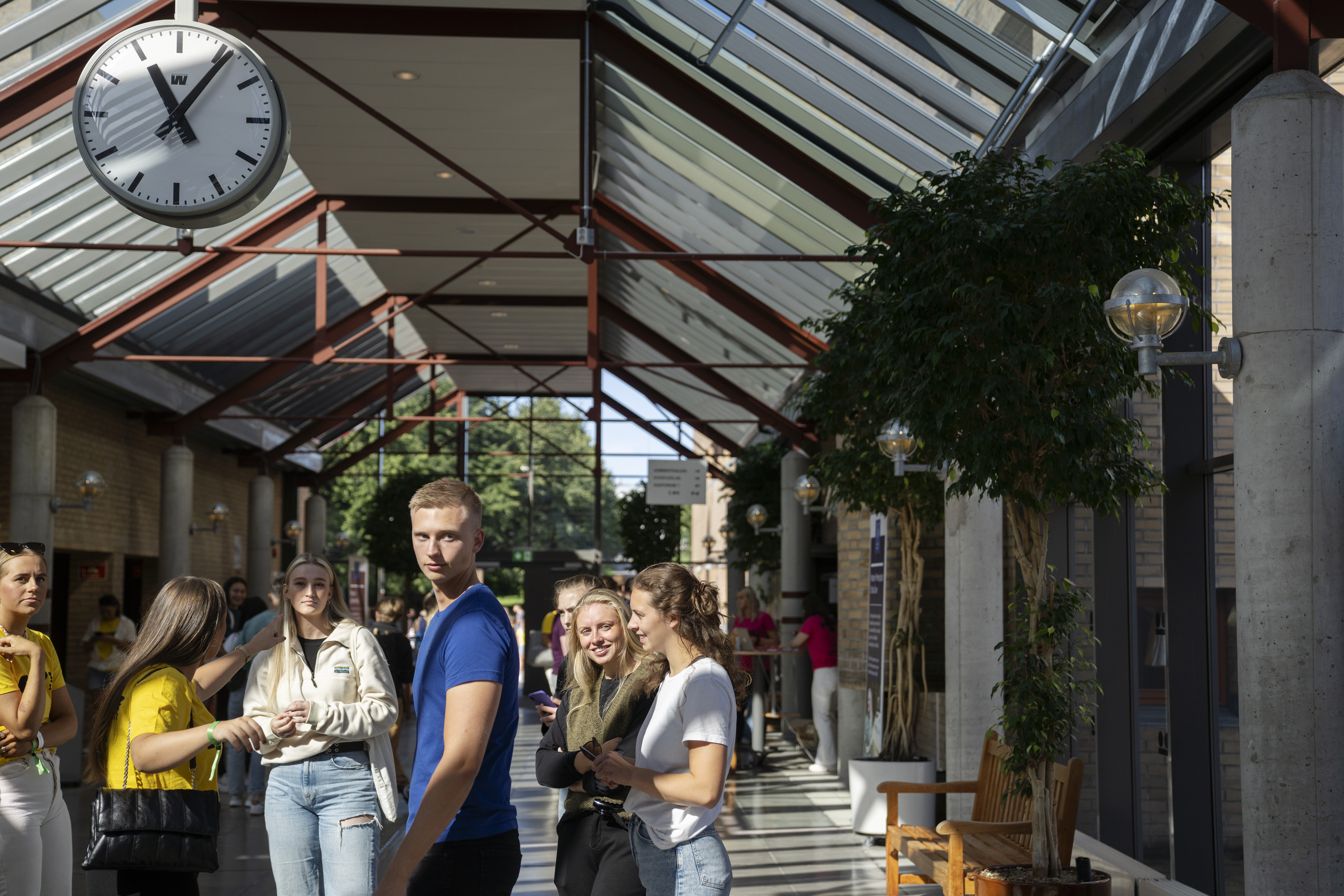 Studenter i aulaen på Kjell Arholms hus på UiS campus