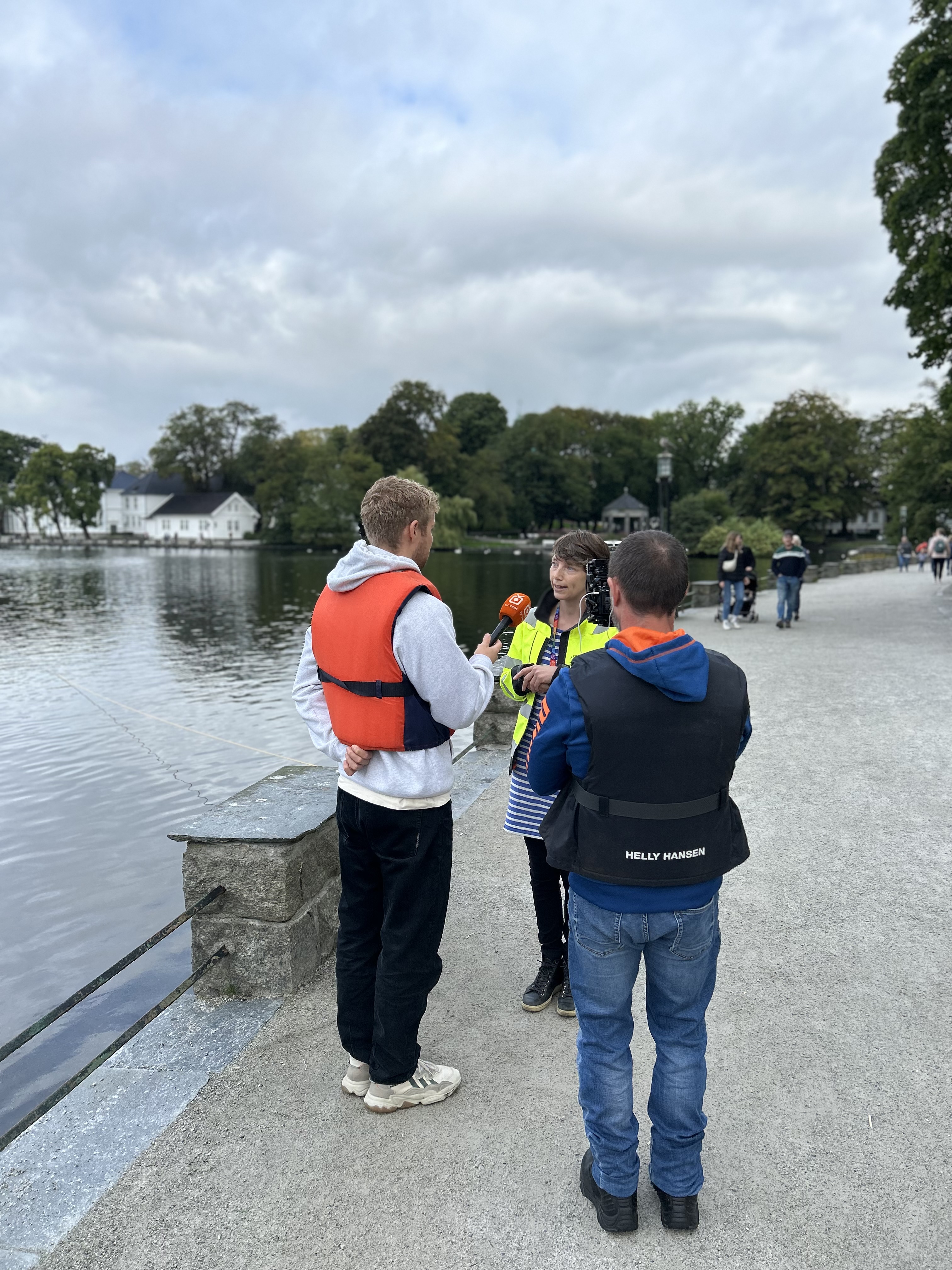 Media var interessert i boringen på bunn av Breiavatnet i Stavanger. Her intervjues forsker Hege Hollund ved Arkeologisk museum, UiS av TV Vest.