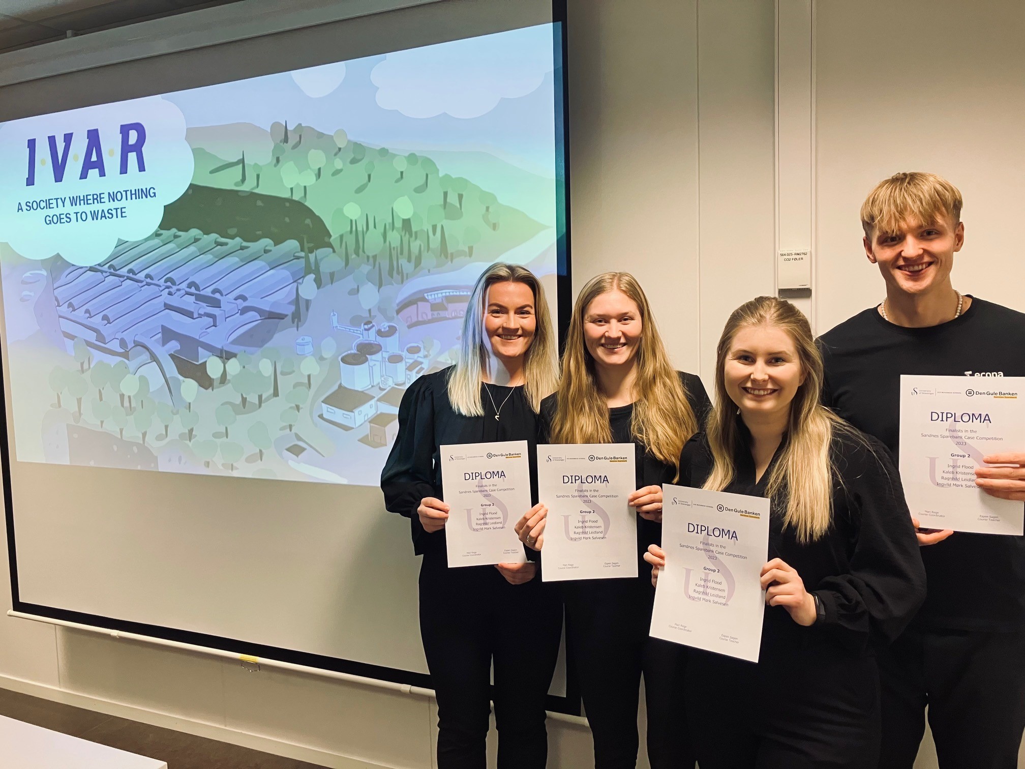 Vinnarane av årets Sandnes Sparebank Case Competion vart Team IVAR med masterstudentane Ingrid Flood, Kaleb Kristensen, Ragnhild Leidland og Ingvild Mørk Salvesen. Teamet gjorde sin case-studie hos IVAR, Interkommunal vann, avløp og renovasjon.