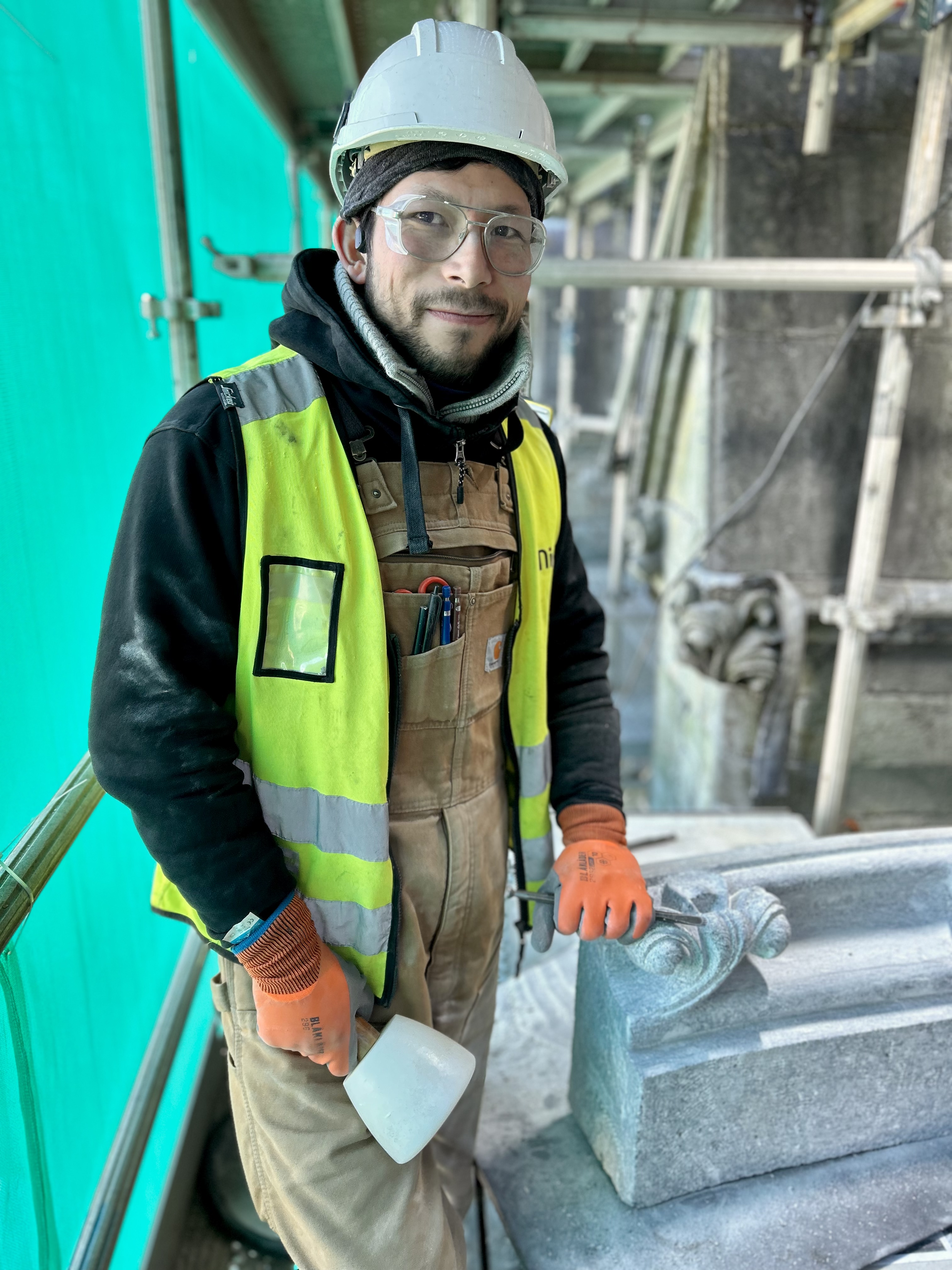 Steinhugger Erik Akira Inman jobber med restaureringen av Stavanger Domkirke. 