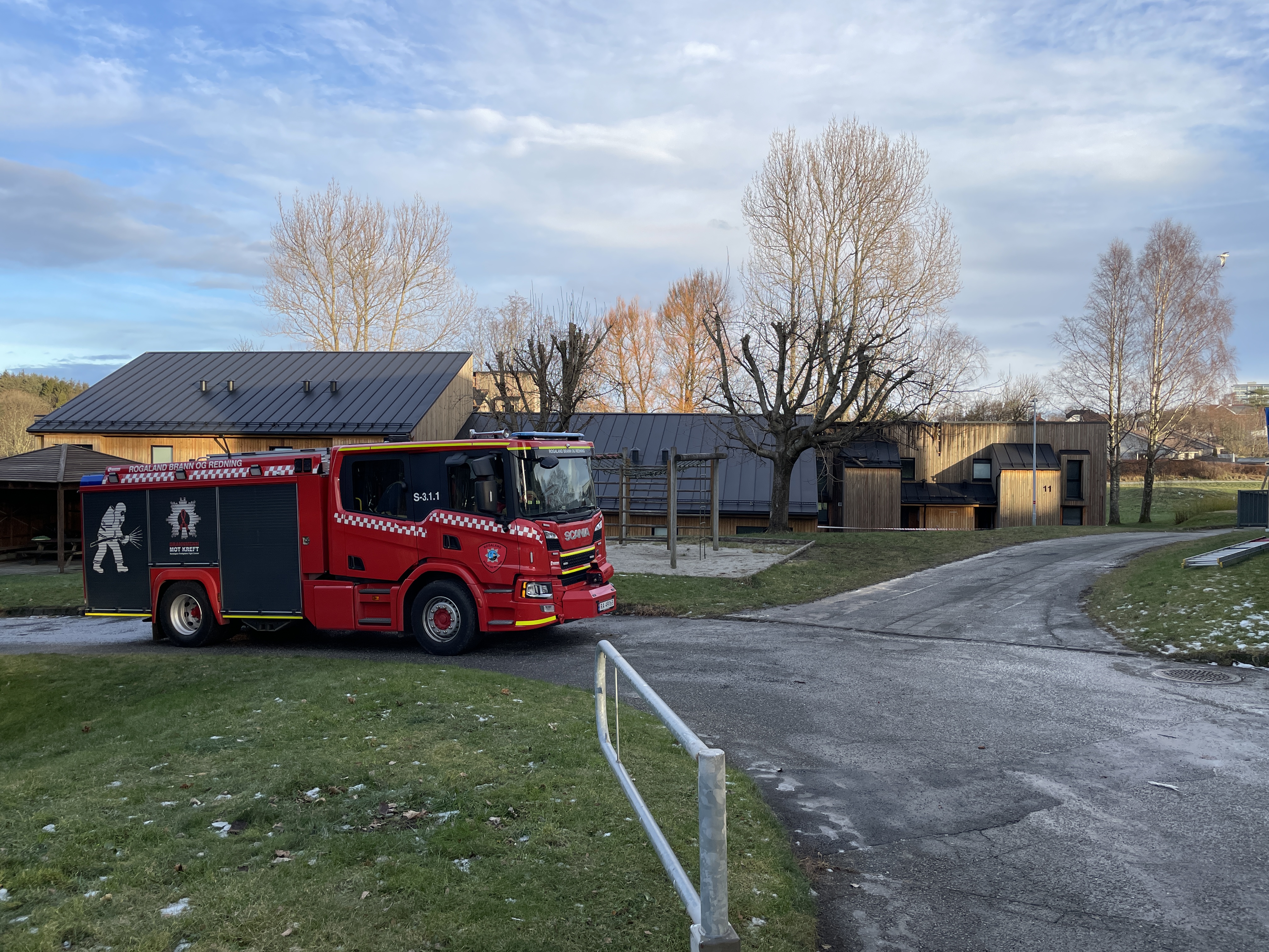 Brann i studentbolig i Stareveien. Brannbil foran husene.