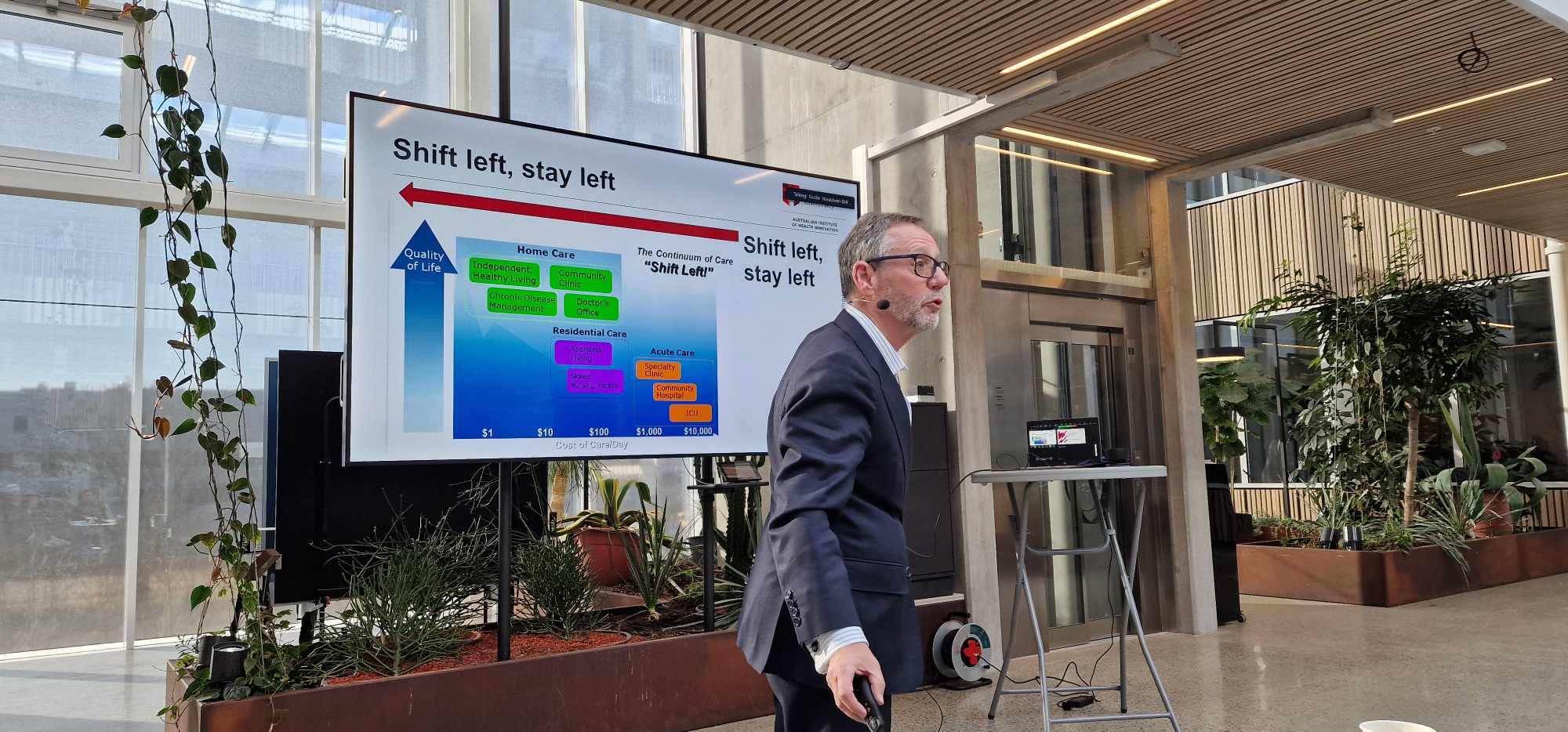 Mann holder presentasjon