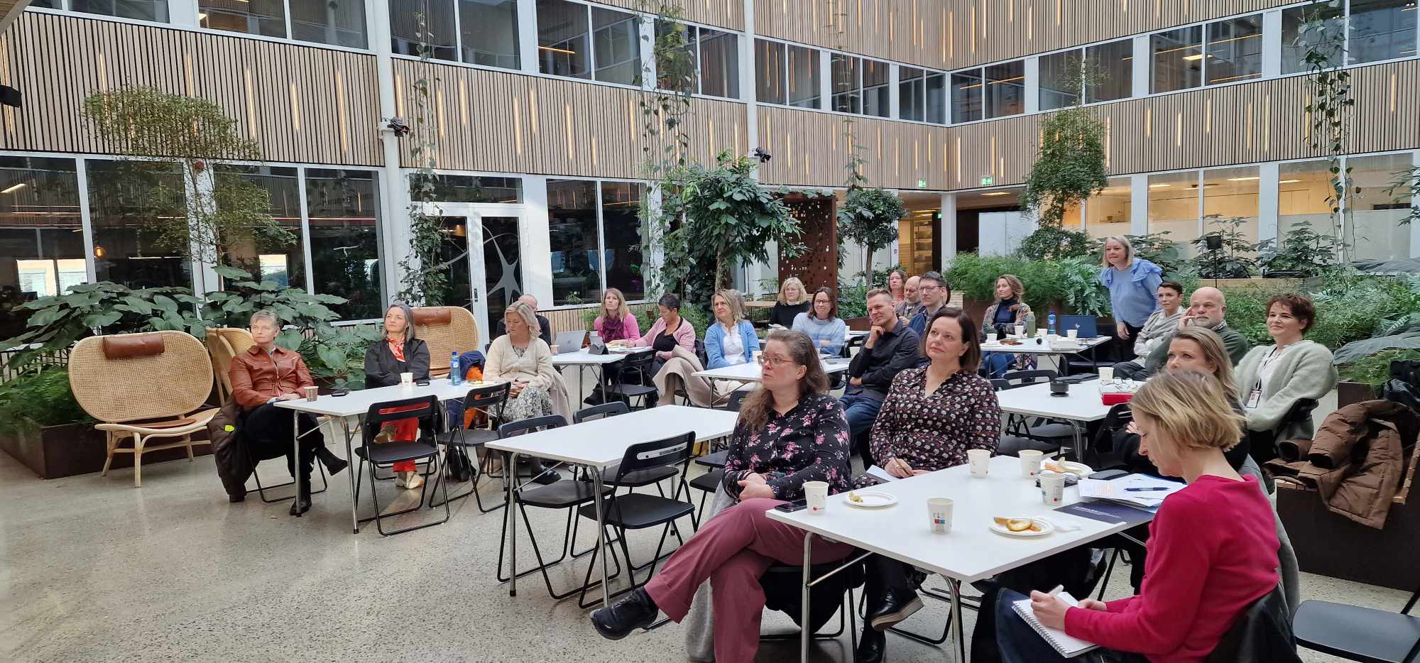 Deltakere på seminar som sitter i grupper
