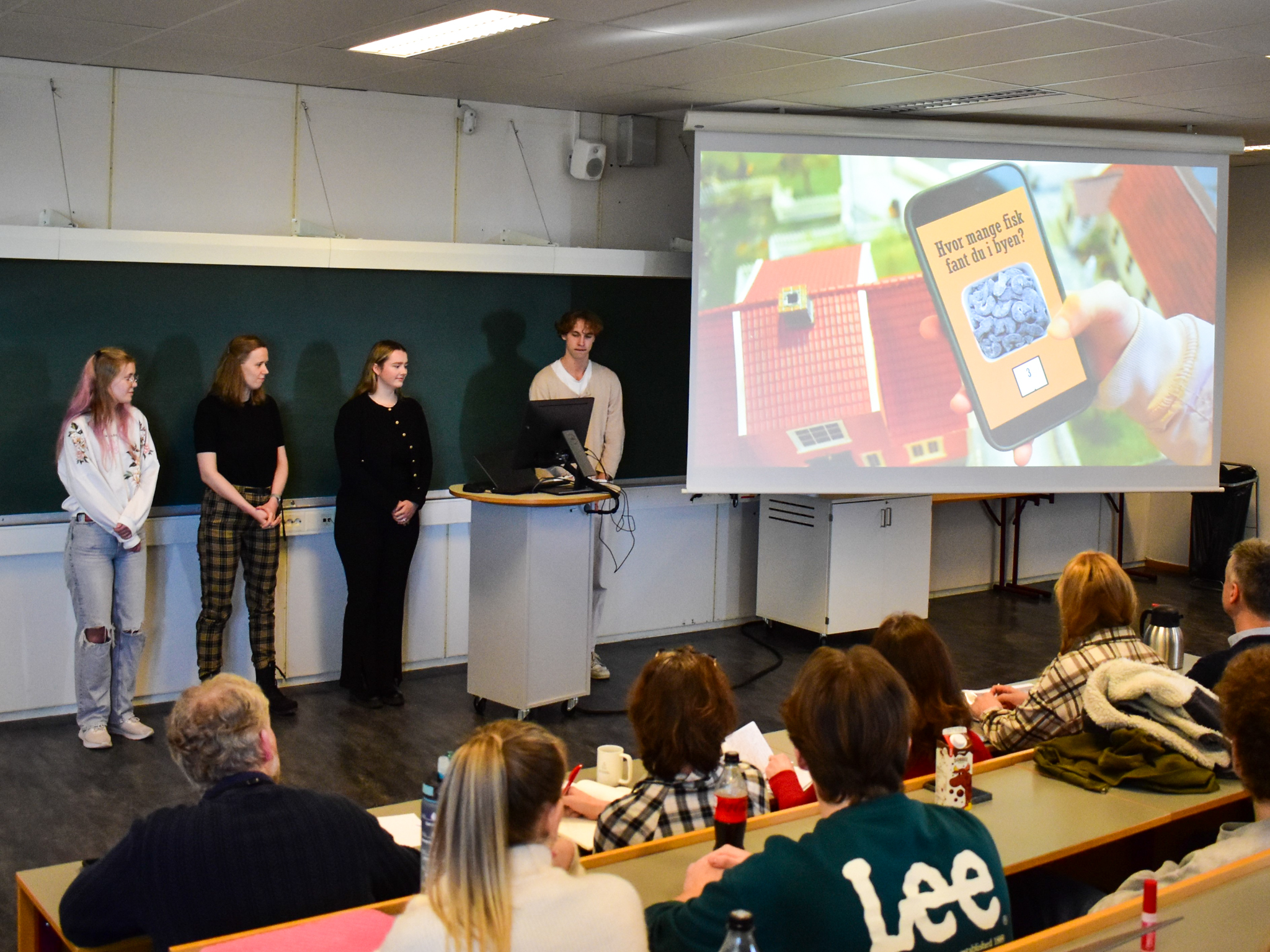 En av gruppenen presenterer sin case.