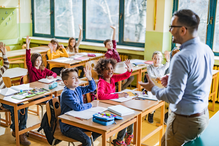 Lærer underviser elever i klasserommet