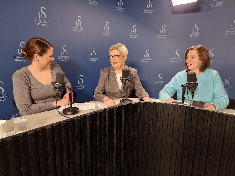 Podkastinnspilling med programleiar Maria Gilje Strand, Liv Synnøve Gilje Hofgaard og forskar Ida Holth Mathiesen. 