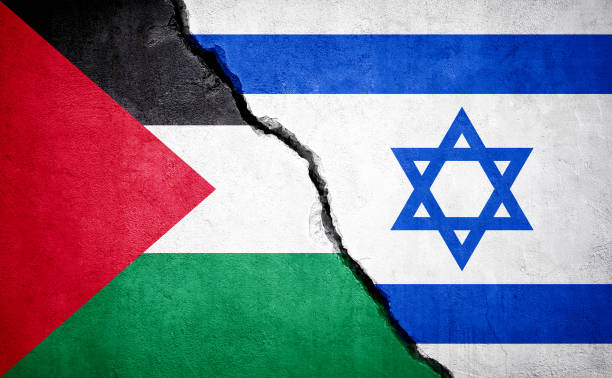 Flaggene til Palestina og Isreal er visst halv parten hver, med en mur sprekk mellom dem.