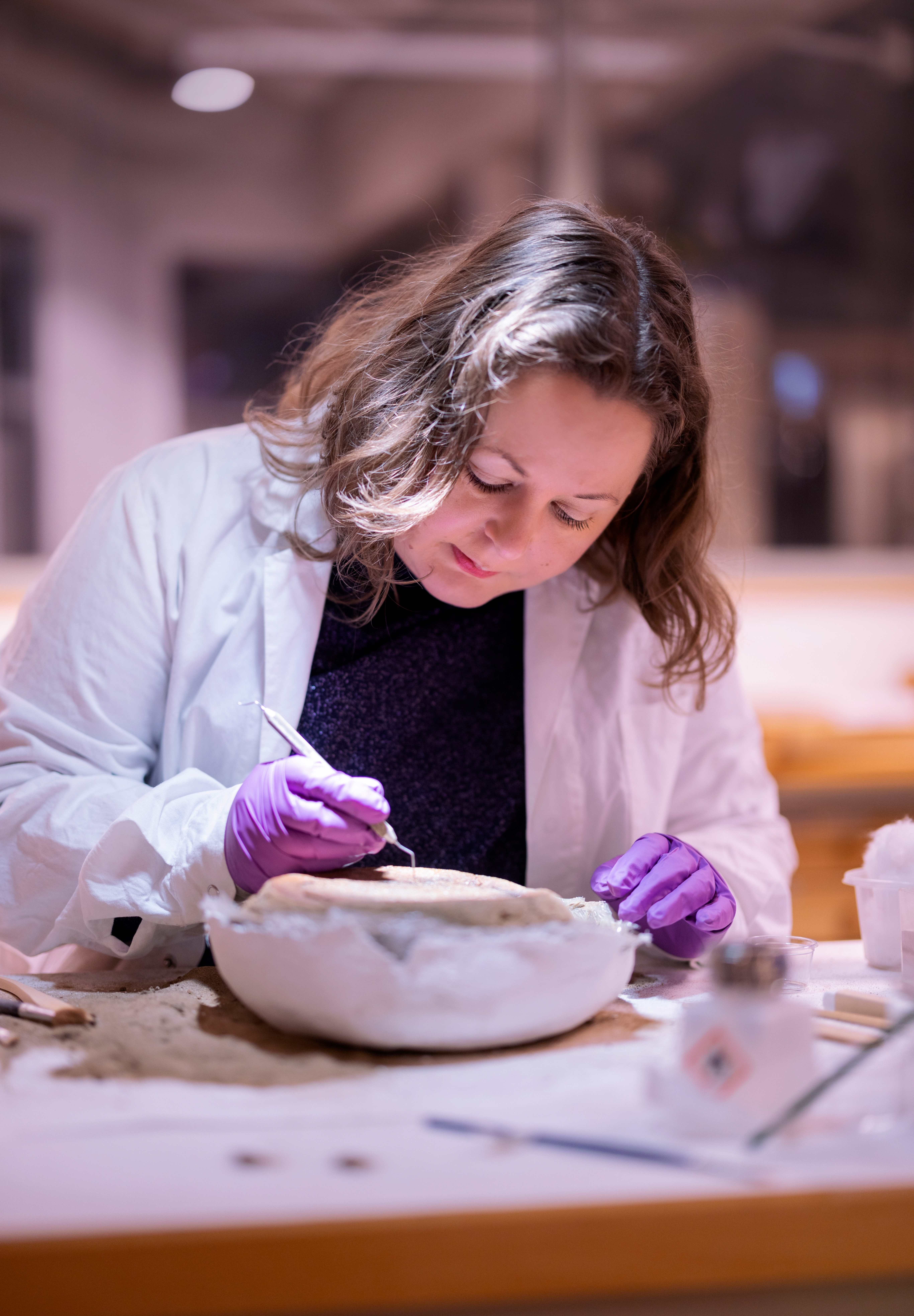 Konservator Louise Monica Tandrup Jensen ved Arkeologisk museum, UiS jobber på laboratoriet.
