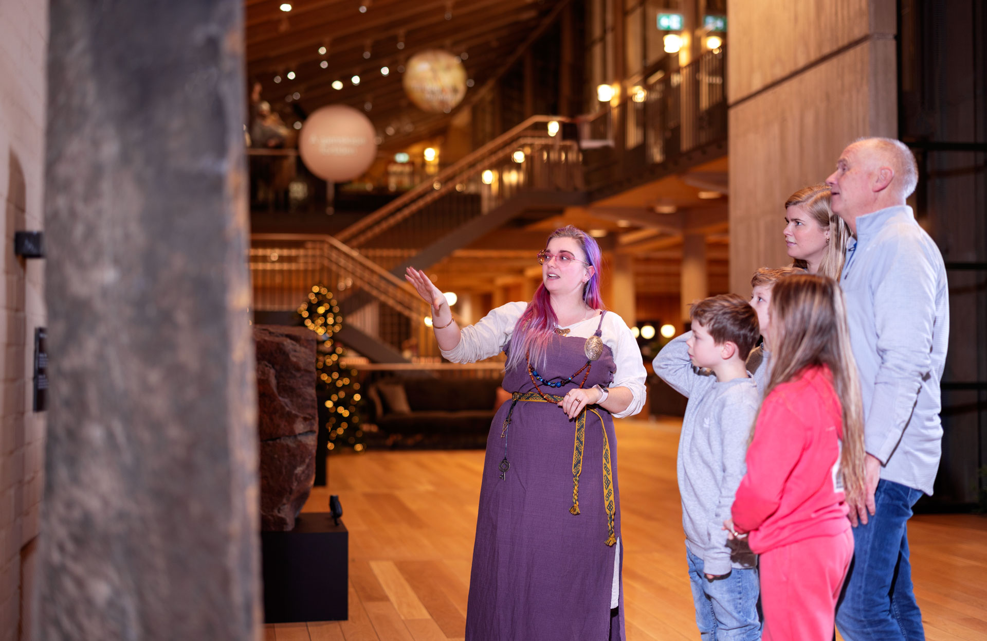 Museumsvert viser familie runestenene