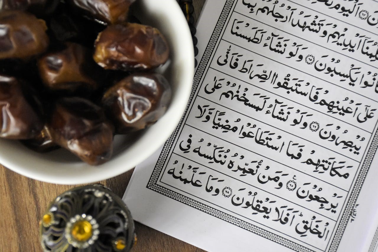 Koran og en skål med dadler