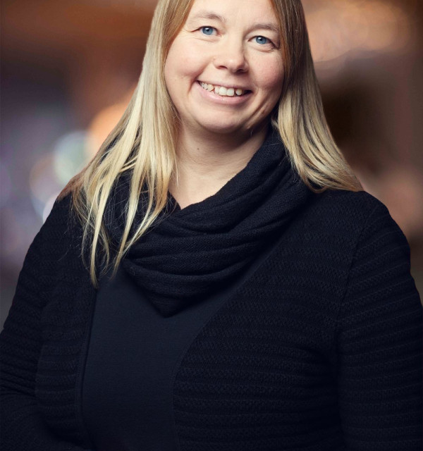 Kvinne med langt blondt hår,. Portrett.