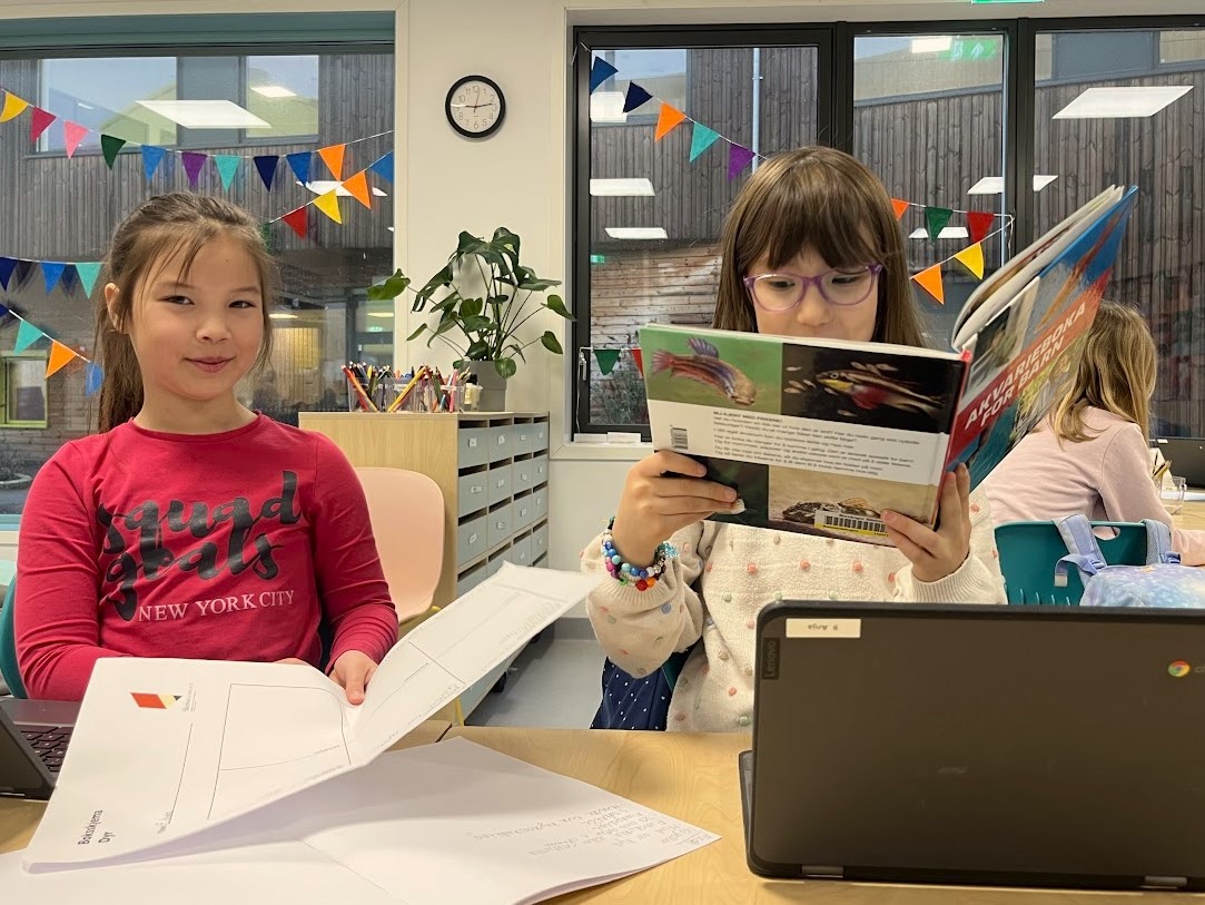 To jenter leser i klasserommet