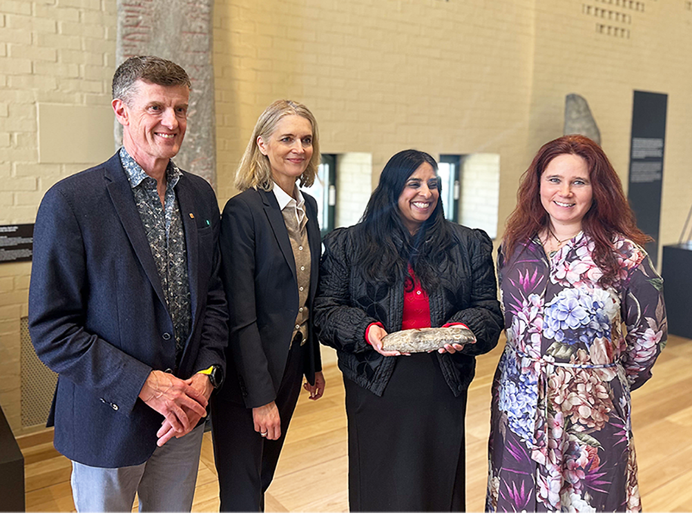 Statsråd Lubna Jaffery under besøket på Arkeologisk museum, UiS