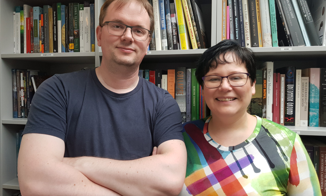 Finn Arne og Dolly Jørgensen foran bokhylle i Greenhouse-biblioteket