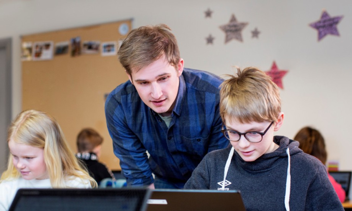 Lærer i klasserommet med to barn