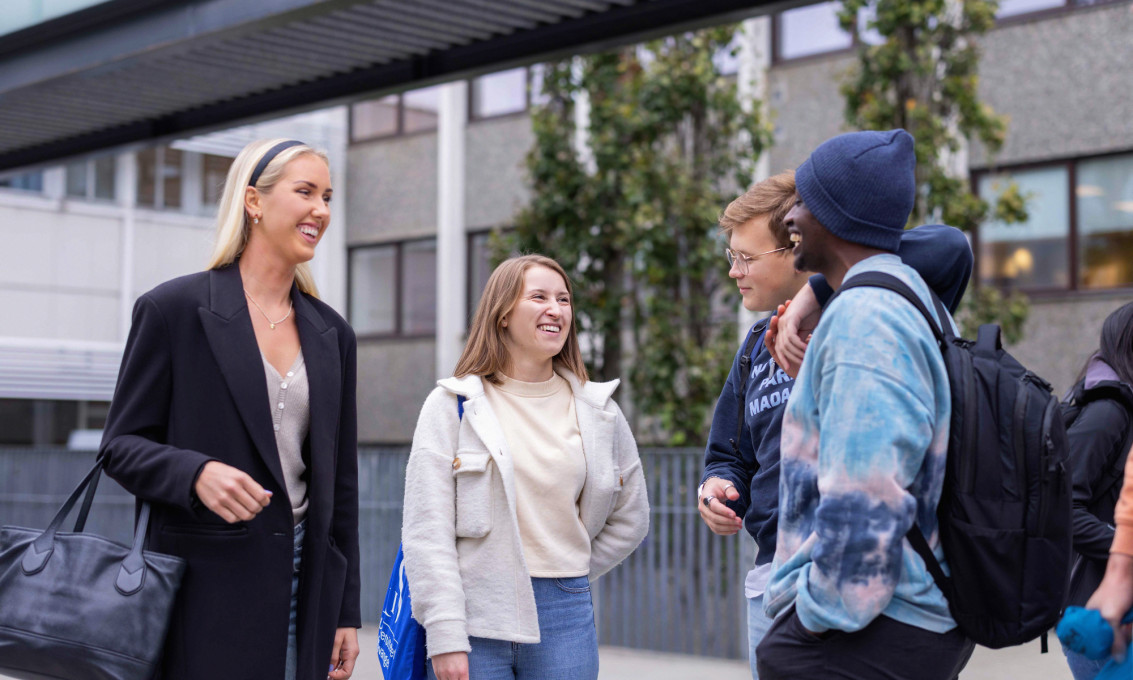 Studenter snakker sammen på campus