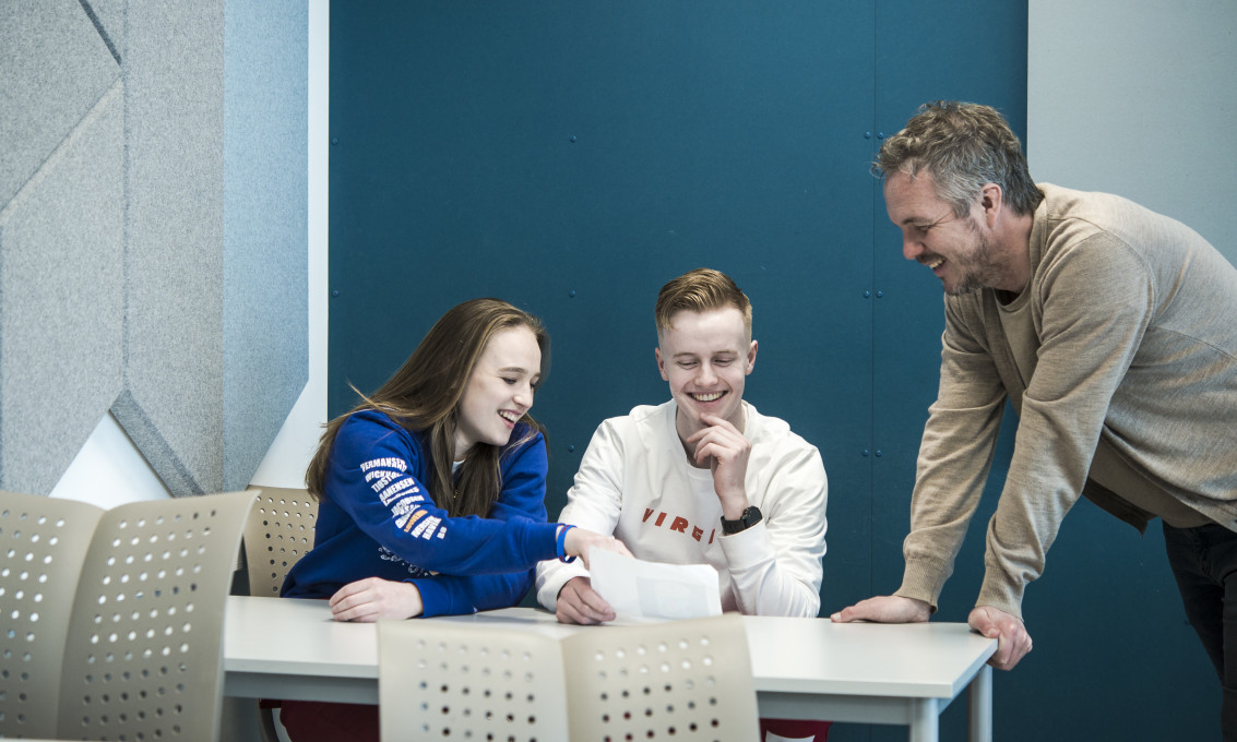 Studenter og lærer på St. Svithun vgs 2022
