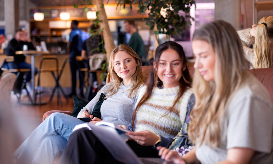 Tre studenter sitter i Bokkaféen