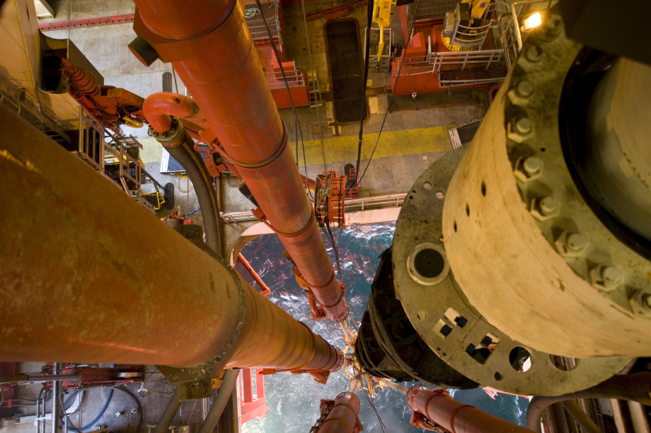 Oil rig riser view to sea Stigerør på offshore-installasjon sett ovenfra, med sjøen under