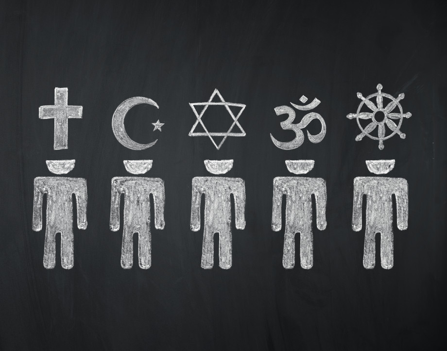 Tegning på tavle av fem mennesker med ulike religiøse symboler over hodene