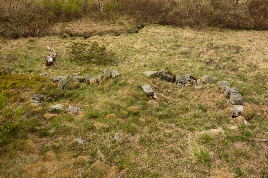 Fig 2. Avlang hustuft med to rom, funnet nær en stående hytte og gammel slåtteeng. Foto: Andreas Holkestad Sunde
