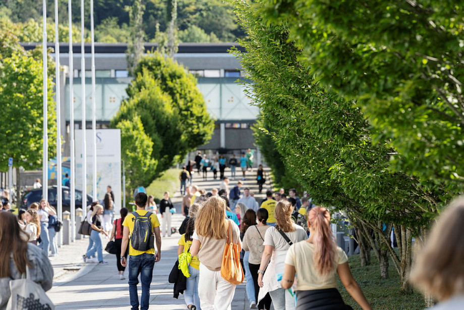 Studenter på campus.