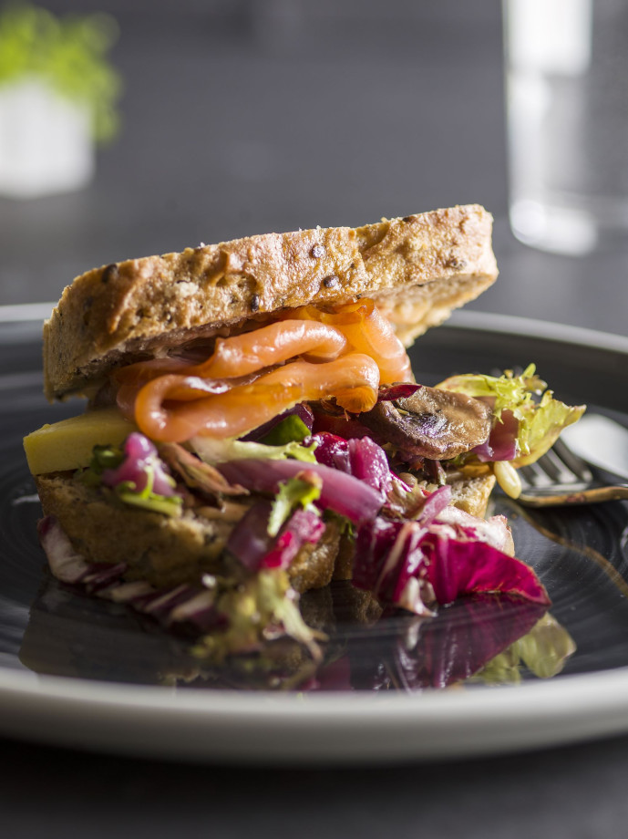 Sandwich med egenrøyket laks ved Kafe Ask og Embla, Arkeologisk museum, UiS