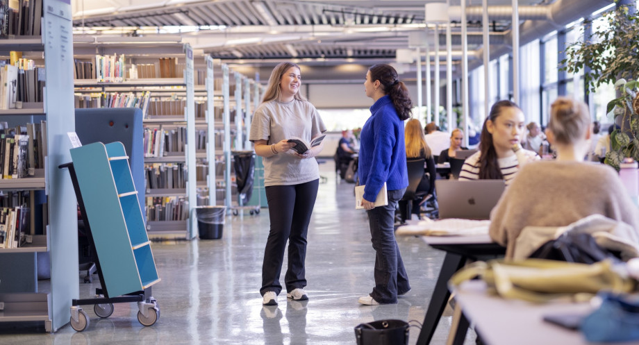 To studenter står i biblioteket