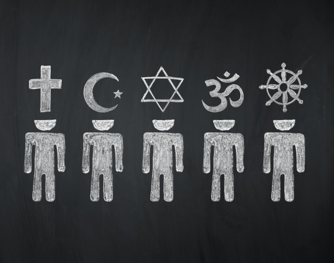Tegning på tavle av fem mennesker med ulike religiøse symboler over hodene